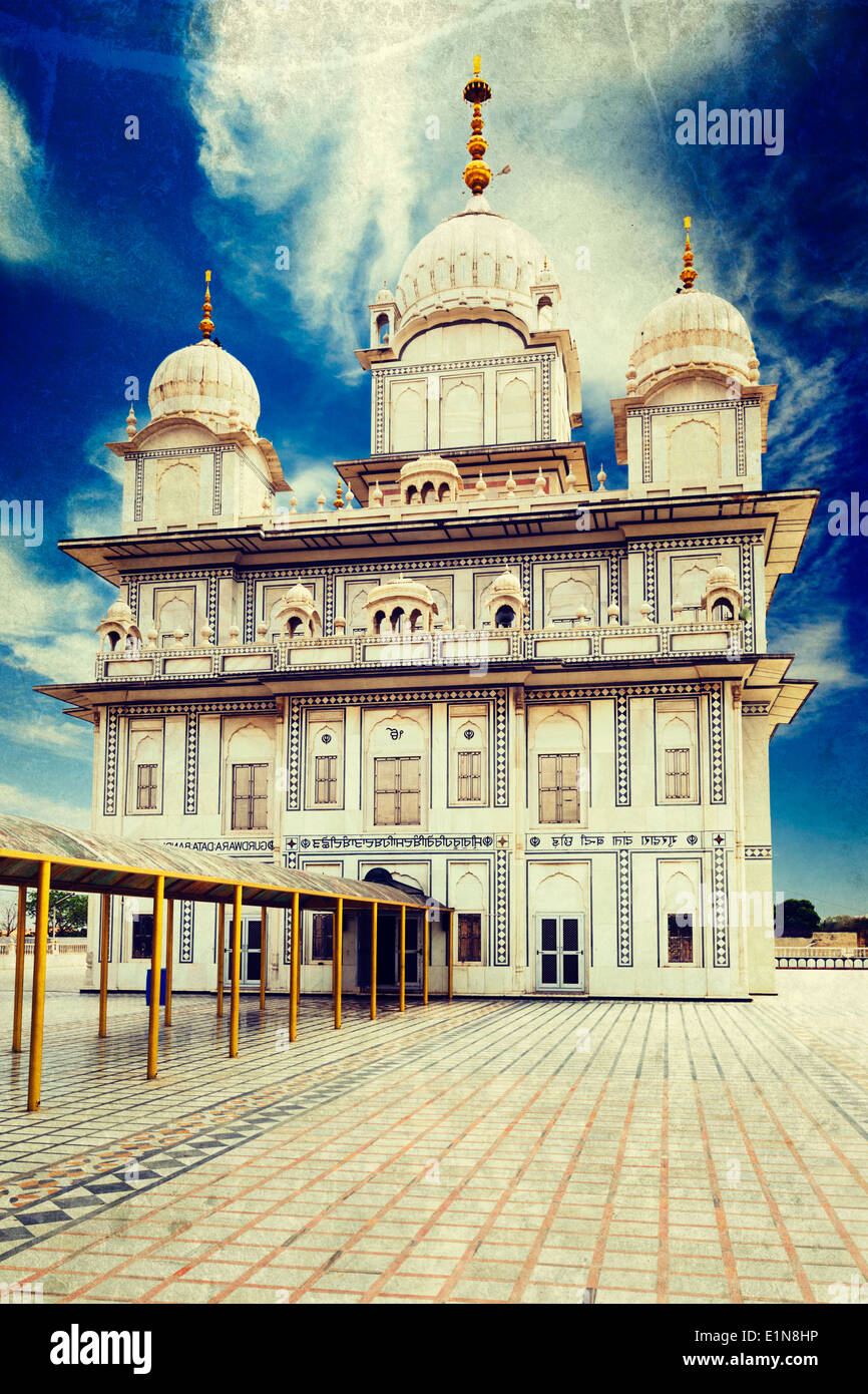 Vintage retrò hipster stile immagine di viaggio di Gurdwara Sikh con sovrapposizione di grunge texture con sovrapposti di grunge texture. Gwalior Foto Stock