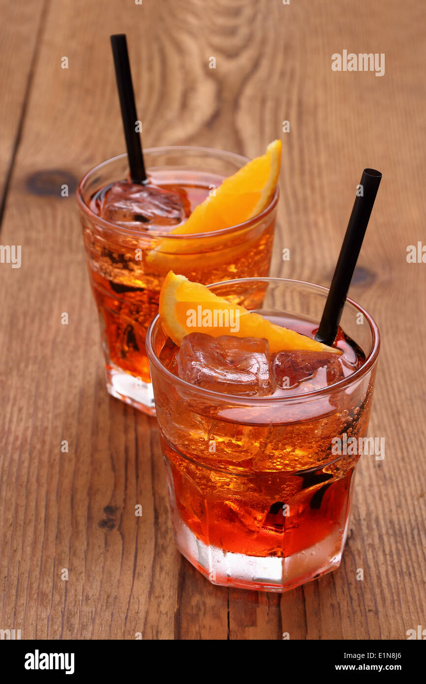 Spritz, due cocktail arancione, i cubetti di ghiaccio da vicino Foto Stock