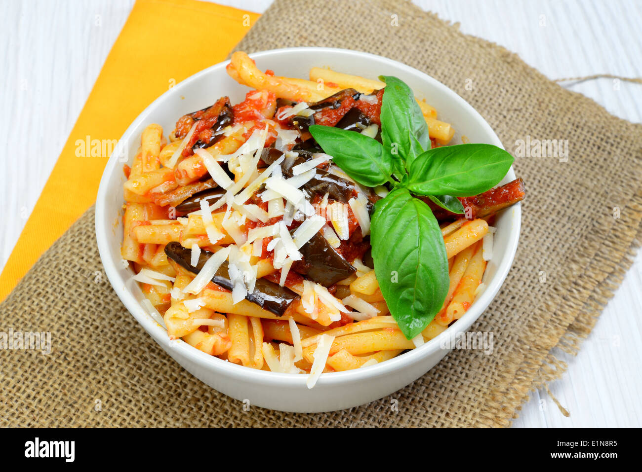 Italian siciliana di pasta fatta in casa con melanzane e formaggio pecorino e salsa di pomodoro denominato " la pasta alla norma' Foto Stock Italian siciliana di pasta fatta in casa con melanzane e formaggio pecorino e salsa di pomodoro denominato " la pasta alla norma' Foto Stock