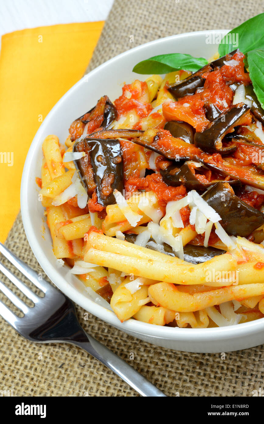 Italian siciliana di pasta fatta in casa con melanzane e formaggio pecorino e salsa di pomodoro denominato " la pasta alla norma' Foto Stock Italian siciliana di pasta fatta in casa con melanzane e formaggio pecorino e salsa di pomodoro denominato " la pasta alla norma' Foto Stock