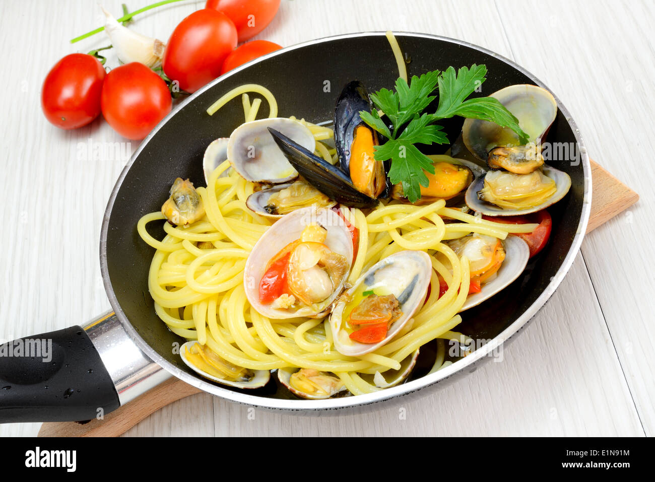 Italiano cibo tradizionale composto da spaghetti e frutti di mare fasolari,le vongole e cozze Foto Stock