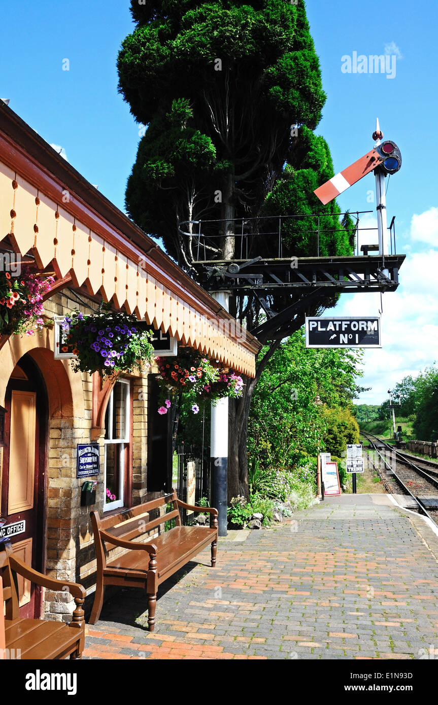 Great Western railway station building e GWR quadrante inferiore della staffa segnale semaphore, Hampton Loade, Shropshire, Inghilterra, Regno Unito, Foto Stock