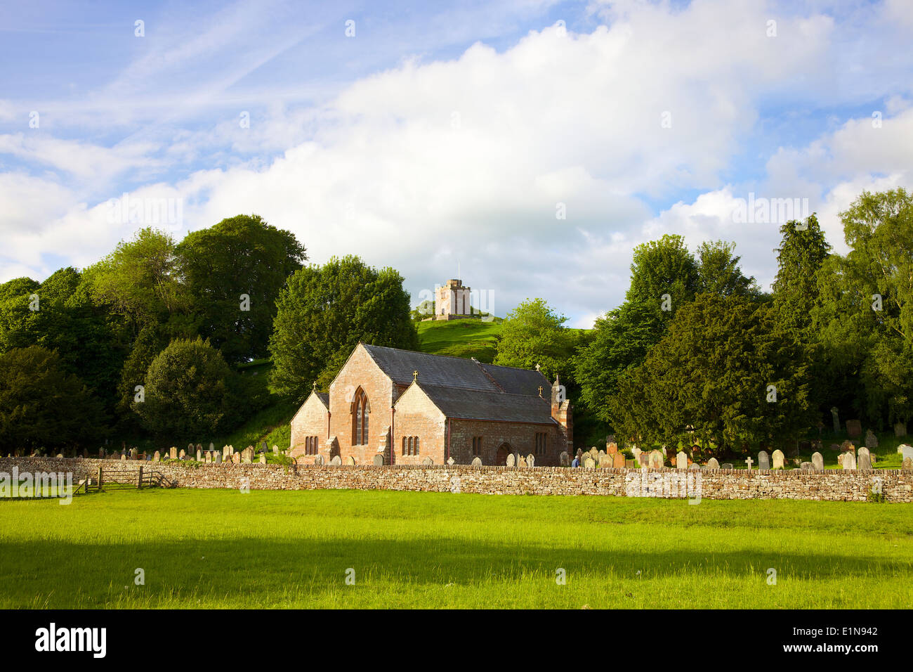 St Oswald la chiesa con il campanile separato. Kirkoswald, Eden Valley, Cumbria, Inghilterra, Regno Unito. Foto Stock