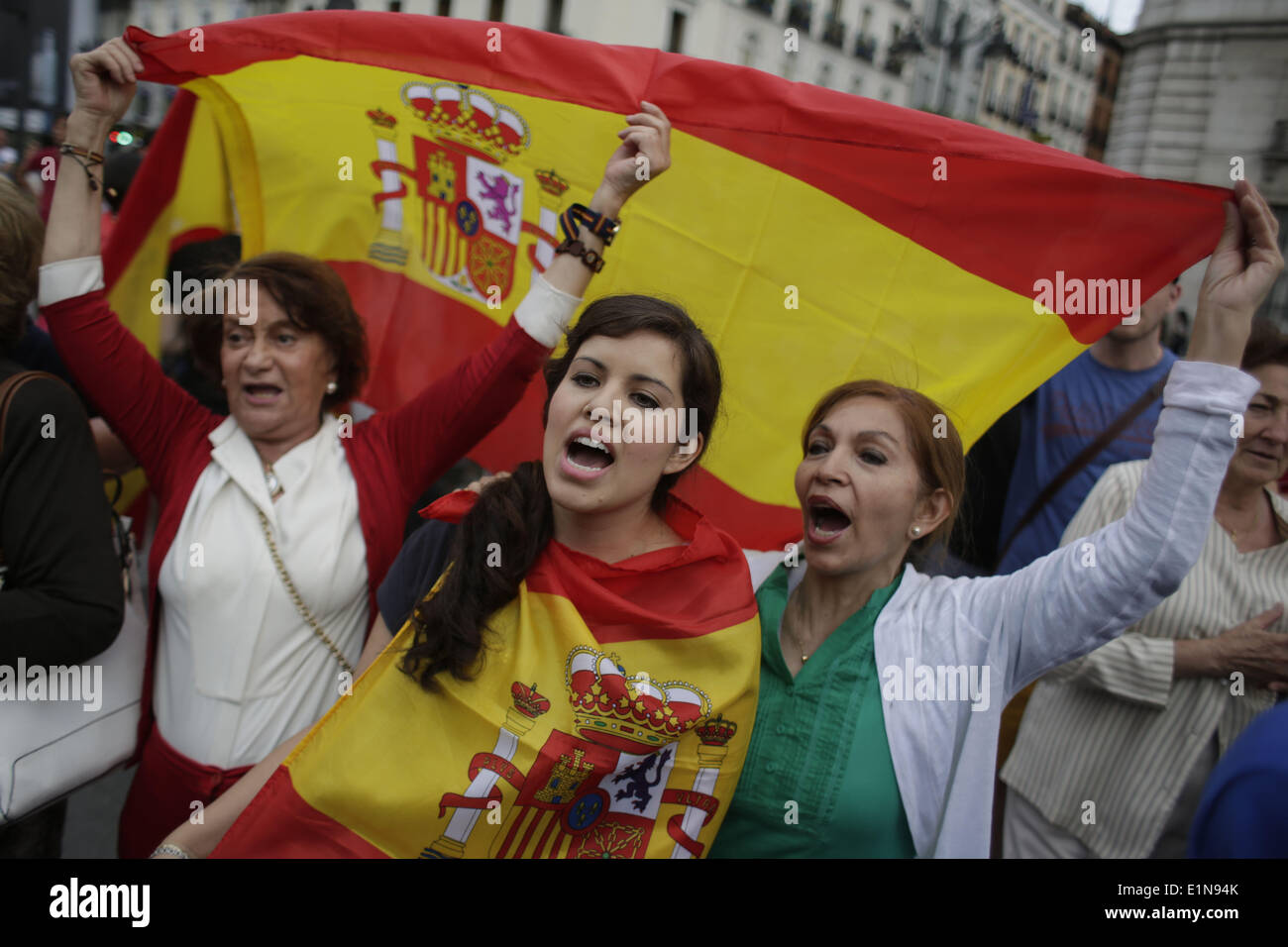 Madrid, Spagna. Il 6 giugno, 2014. I manifestanti gridare slogan, ridere e wave bandiere spagnole durante una manifestazione di protesta a favore della monarchia in Spagna a Madrid. Più di un centinaio di manifestanti si sono riuniti presso la Puerta del Sol in difesa della Monarchia spagnola e la costituzione spagnola dal 1978. Questa dimostrazione è il 'contrappunto' per le proteste di massa che ha raccolto migliaia di repubblicani in tutta la Spagna, appositamente a Madrid e Barcellona, lunedì a indire un referendum sulla monarchia spagnola. Credito: Rodrigo Garcia/NurPhoto/ZUMAPRESS.com/Alamy Live News Foto Stock