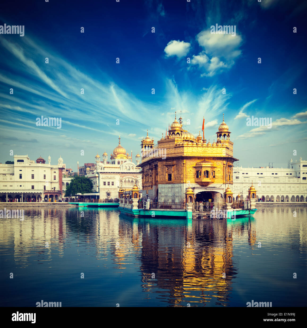 Vintage retrò hipster stile immagine di viaggio del famoso India attrazione Gurdwara Sikh Tempio d'Oro (Harmandir Sahib). Amritsar Foto Stock