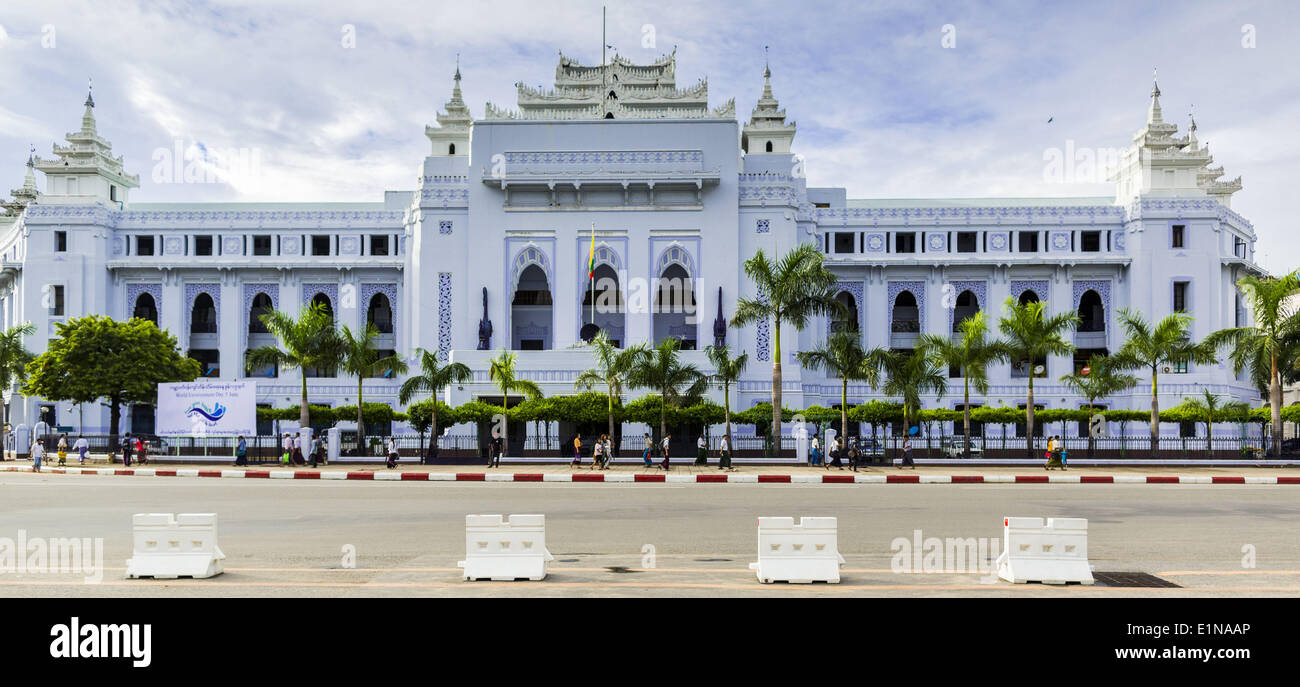 Yangon, Regione di Yangon, Myanmar. Il 7 giugno, 2014. Yangon City Hall è una distesa di epoca coloniale edificio nel centro di Yangon e considerato uno dei meglio conservati edifici coloniali. Yangon ha la più alta concentrazione di stile coloniale edifici ancora in piedi in Asia. Sono stati compiuti sforzi per preservare gli edifici ma molti sono in cattive condizioni e non più recuperabili. © Jack Kurtz/ZUMAPRESS.com/Alamy Live News Foto Stock