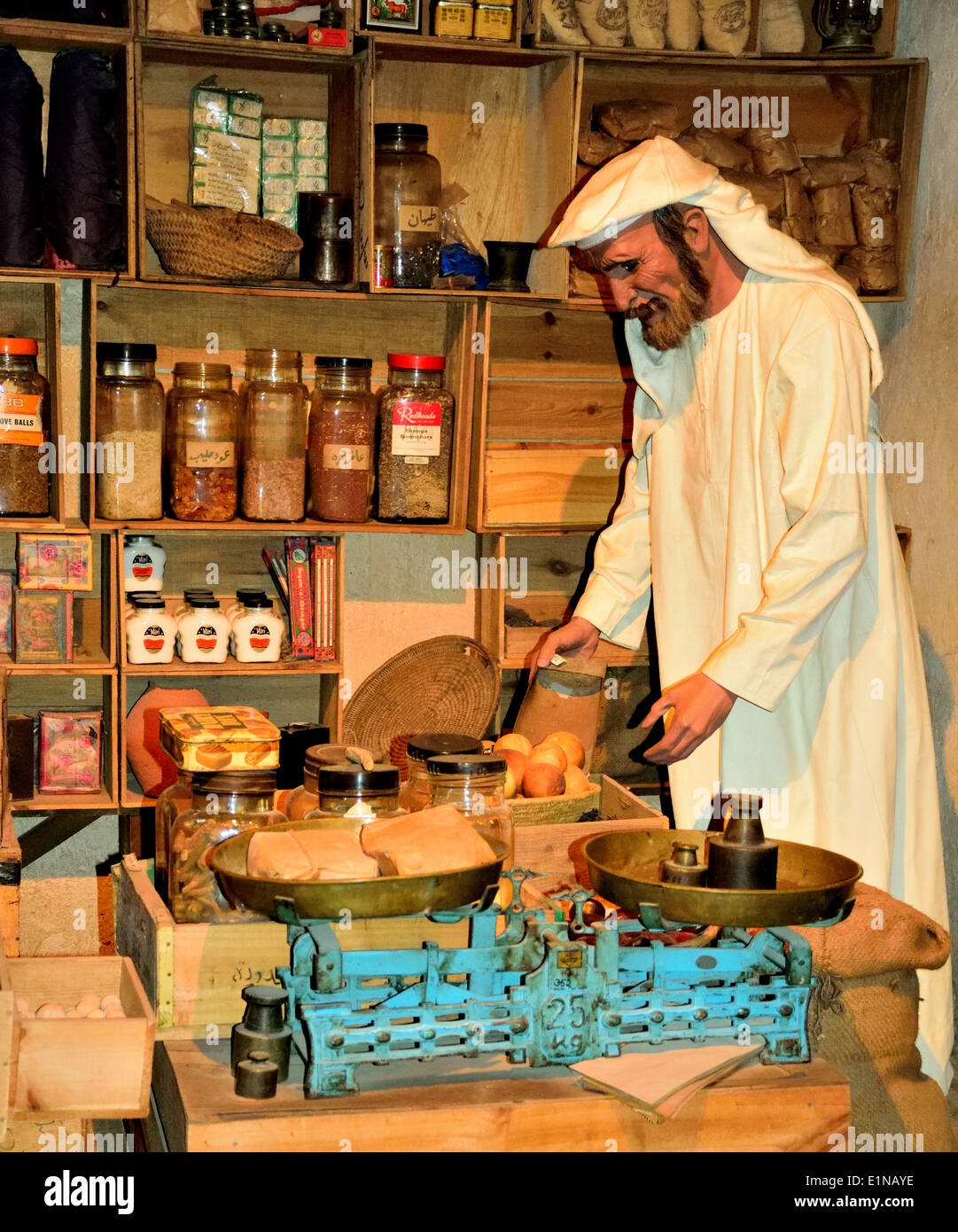 Gli arabi venditore presentano nel Museo di Dubai Foto Stock