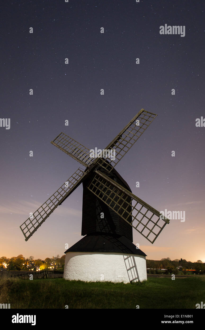 Il mulino a vento di pistone di notte, illuminati solo dalla luce della luna Foto Stock