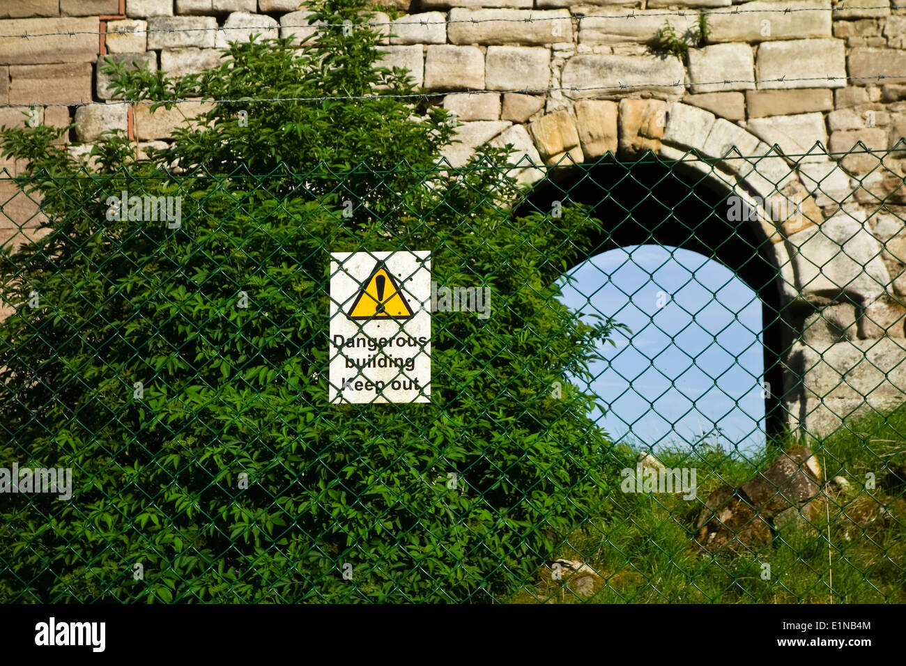 Recinzione intorno al rudere storico edificio pericoloso tenere fuori segno Foto Stock