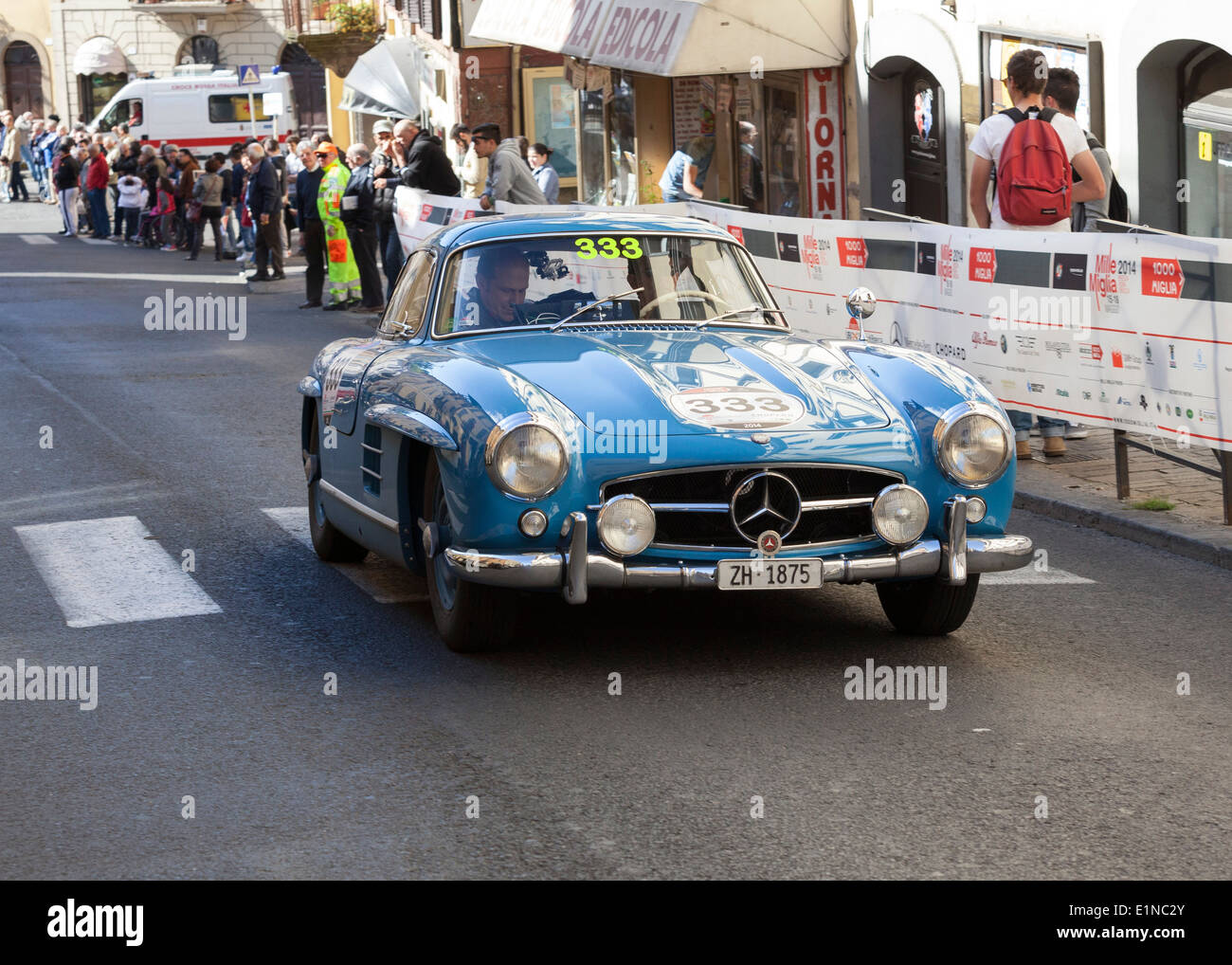 1955 Mercedes-Benz 300 SL W durante l'italiano 2014 mille miglia la vettura da rally passando attraverso il comune di Ronciglione nel Lazio Foto Stock
