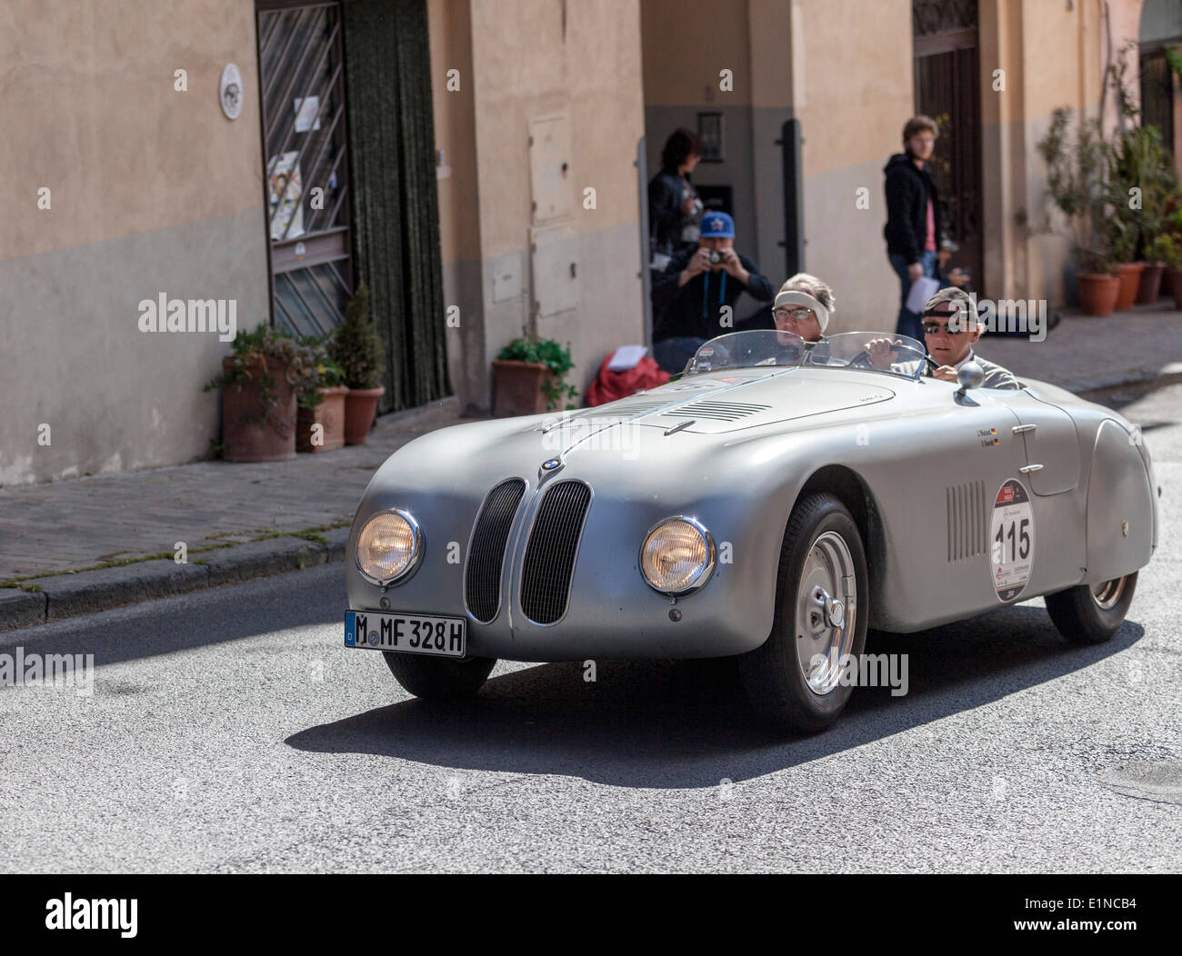 BMW 328 Berlin-Rome touring tostatore di 1937 nella Mille miglia classic car rally Brescia - Roma - Brescia, Italia, 2014 Foto Stock