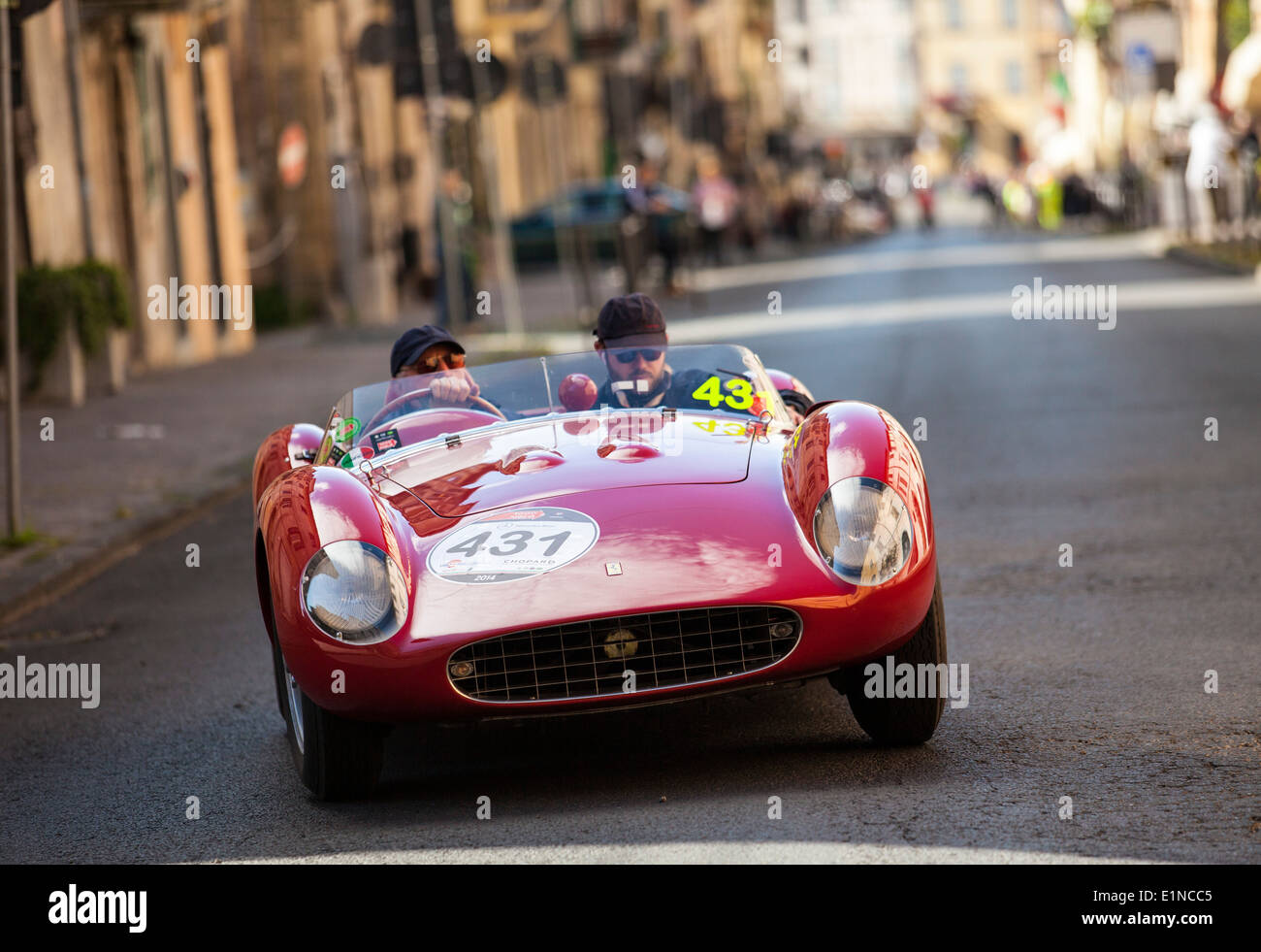 2014 mille miglia classic car rally in Italia. Un rosso 1957 Ferrari 500 Spider TRC è azionato su una collina a Ronciglione. Foto Stock