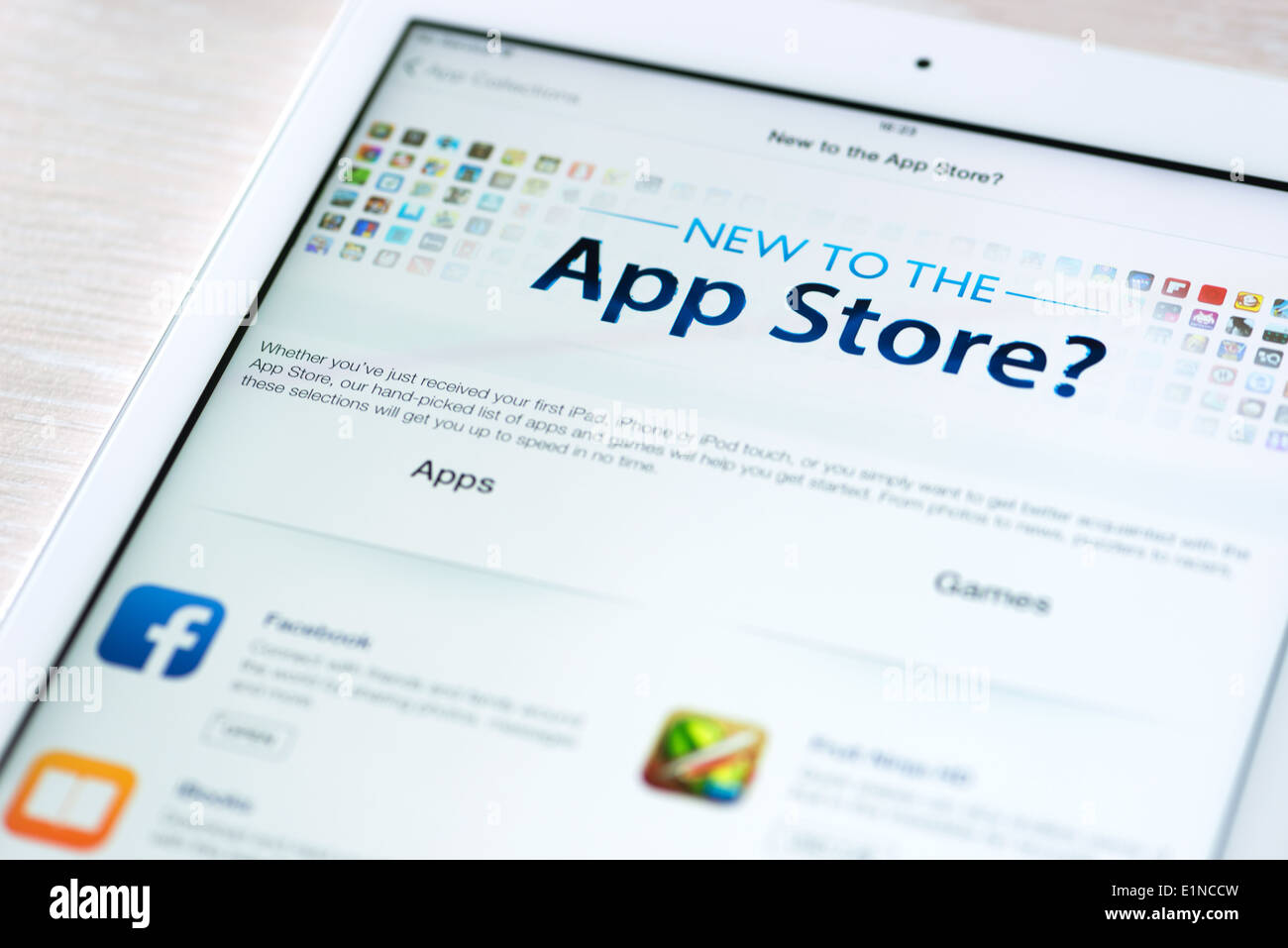 App Store offre informazioni pagina con le applicazioni popolari su un nuovo iPad di Apple Air Foto Stock