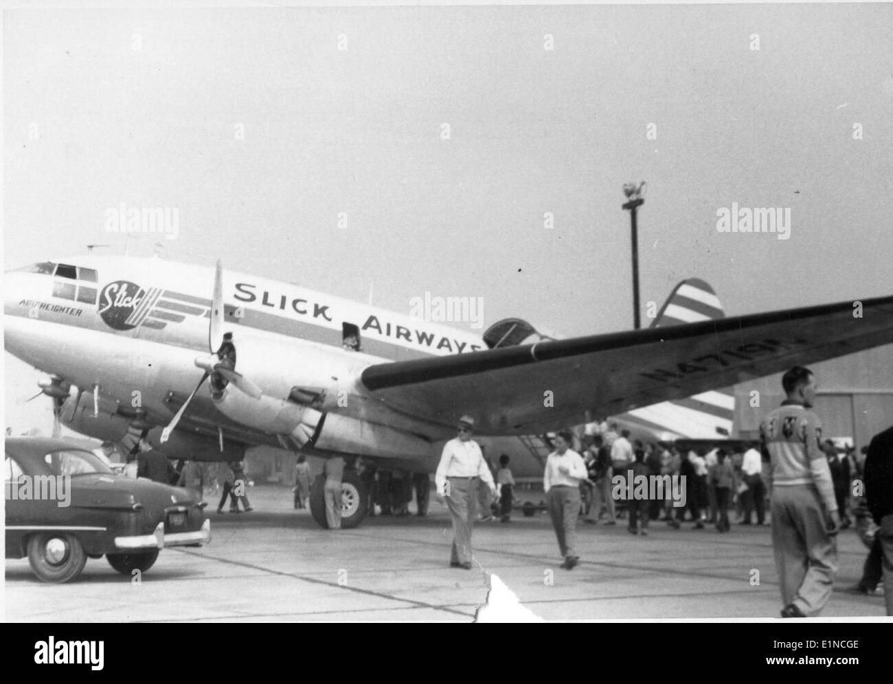 Il Curtiss C-46D Commando, pilotato dalla Slick Airways, era un aereo cargo cruciale durante e dopo la seconda guerra mondiale. Questo aereo fu utilizzato principalmente per missioni di trasporto, supportando la logistica durante la guerra. Il C-46D era caratterizzato da un'elevata capacità di carico utile ed era noto per la sua affidabilità. N4719N, uno specifico C-46, fa parte della collezione Charles M. Daniels, preservando la sua eredità come pezzo importante della storia dell'aviazione. Foto Stock