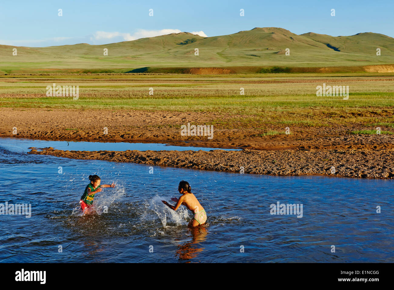 Mongolia, Zavkhan provincia, accampamento nomade, bambini che giocano nel fiume Foto Stock