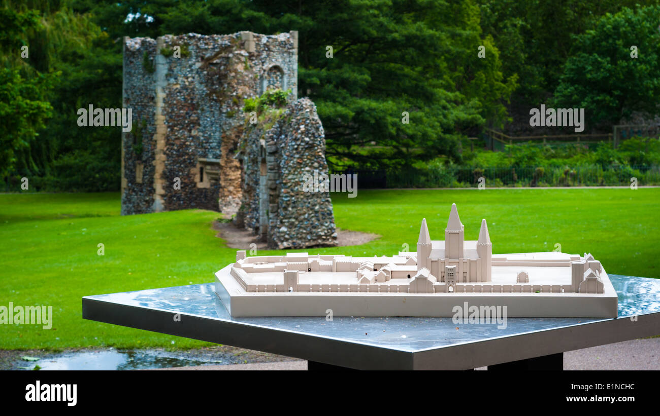 Il modello originale di Abbey Gardens monastero con ruderi in background Foto Stock