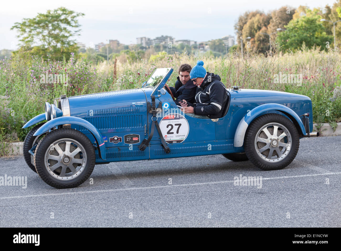 Un 1927 Bugatti alla Mille Miglia auto classica del rally 1000 miglia per vetture costruite dal 1927 al 1957 tenuto ogni anno in Italia. Foto Stock