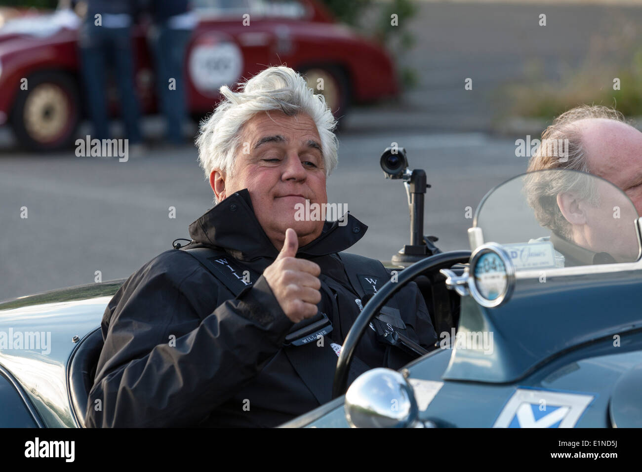 Comico americano e chat mostra il presentatore Jay Leno guida un1951 Jaguar XK 120 Sport 'Ecurie Ecosse' nel 2014 1000 miglia Foto Stock