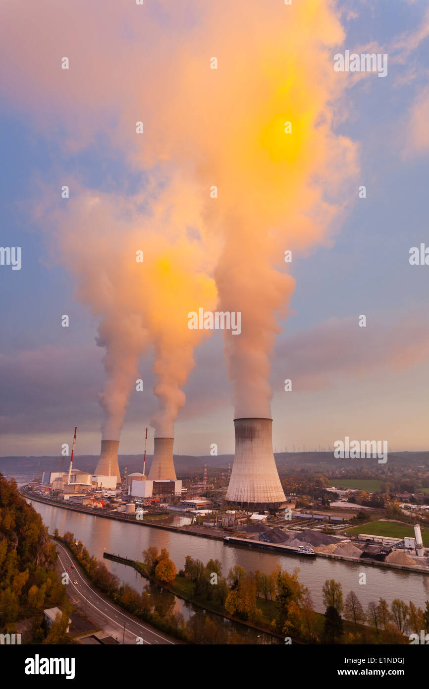 Una grande centrale nucleare da un fiume durante il tramonto Foto Stock