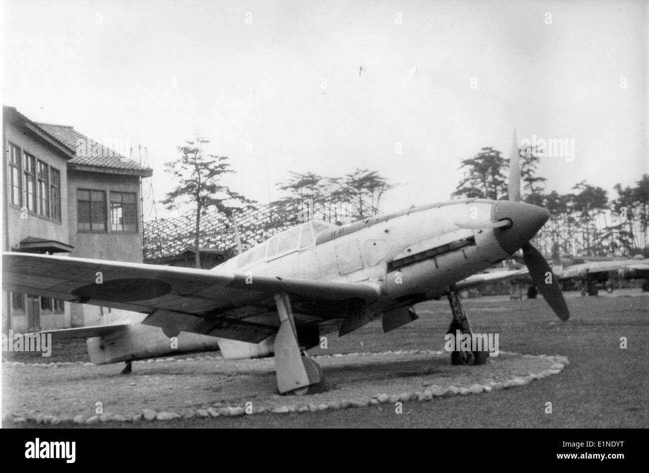 Questa immagine mostra un aereo da caccia Kawasaki Ki-61-II "Tony" di stanza presso la base aerea dell'esercito di Yokota in Giappone durante l'inverno del 1946. Il Ki-61-II era un caccia giapponese utilizzato durante la seconda guerra mondiale, noto per la sua versatilità e il design avanzato. Dopo la guerra, ha continuato a servire nelle forze giapponesi. Foto Stock