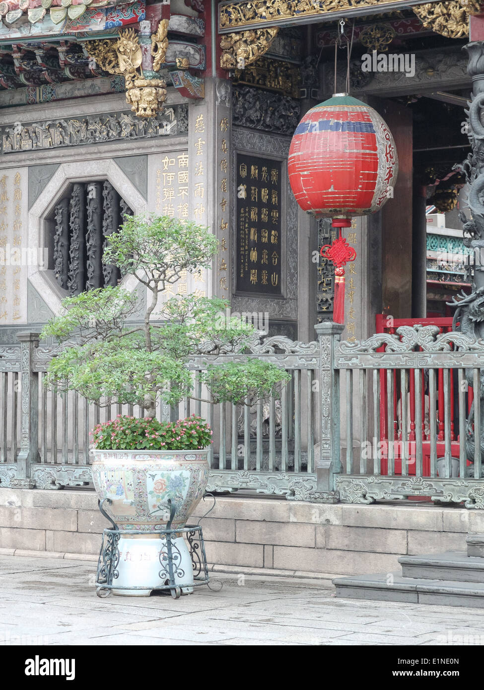 Cortile al tempio Longshan, il più antico tra i templi buddisti di Taipei, Taiwan. Foto Stock