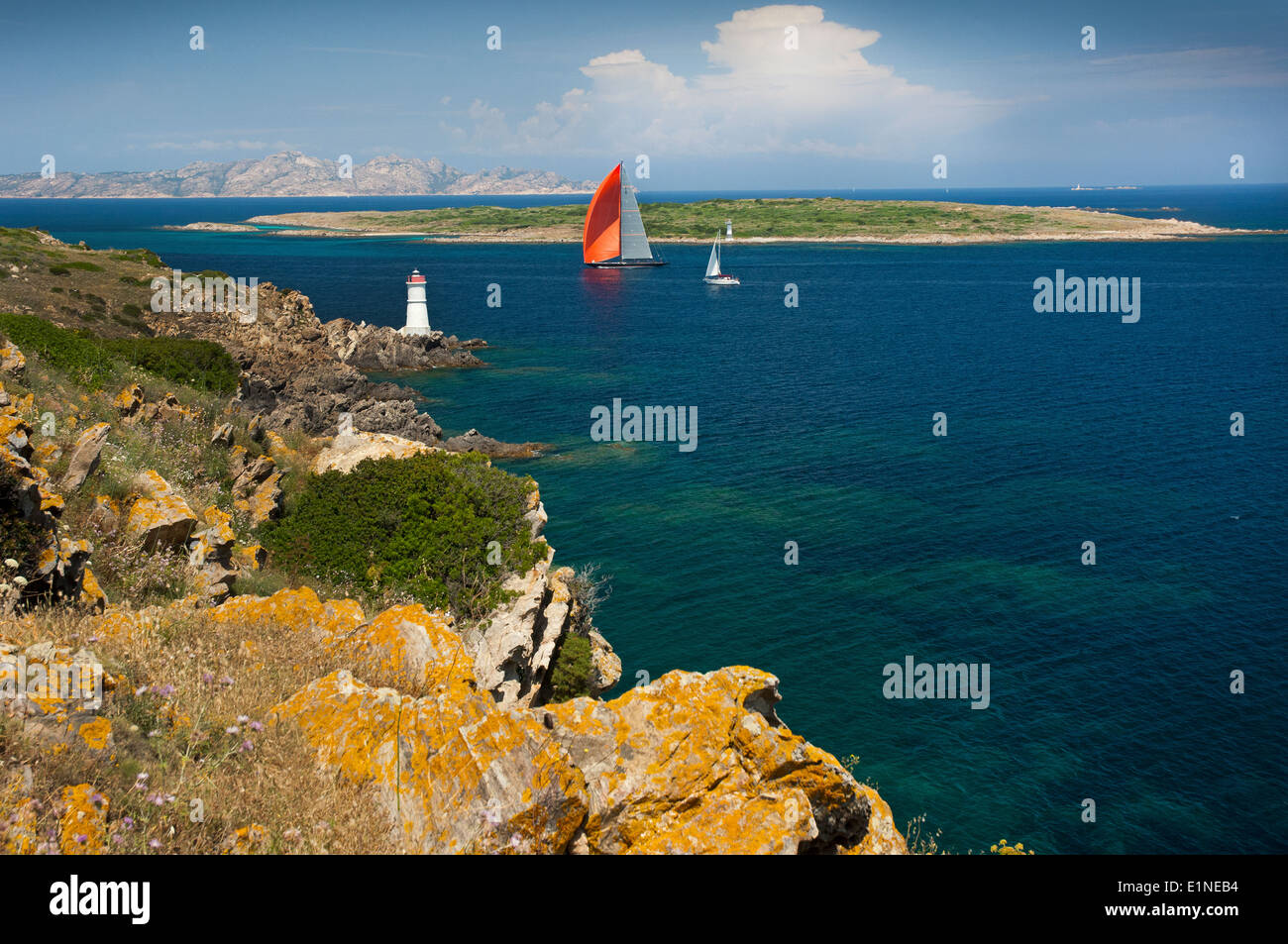 Faro e barca a vela regata in Costa Smeralda mare vicino a Porto Cervo Arzachena costa nord-orientale della Sardegna, Italia Foto Stock