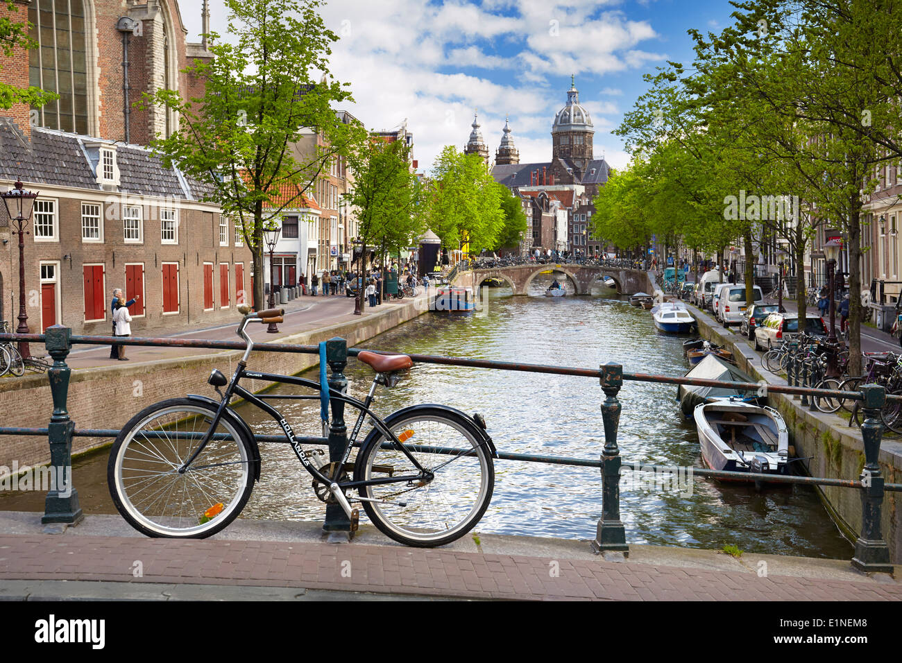 Bicicletta sul canale di Amsterdam, Olanda, Paesi Bassi Foto Stock