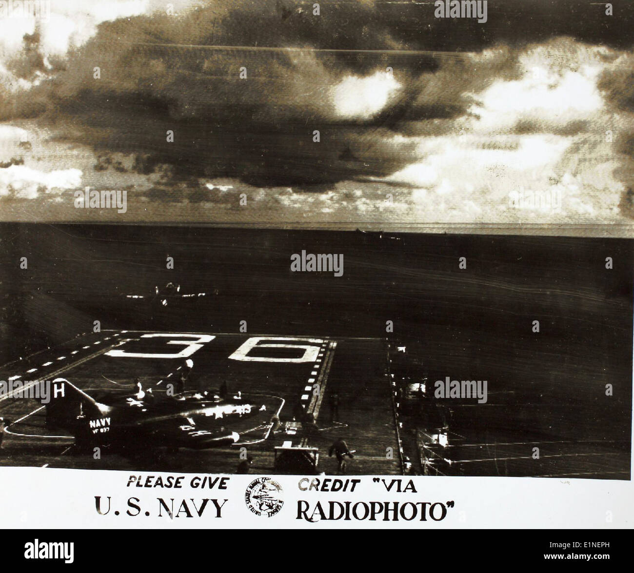 Il Grumman F9F Panther era un caccia a reazione portaerei utilizzato dalla US Navy negli anni '1950 Questo specifico F9F, a bordo della USS Antietam (CV-36), giocò un ruolo fondamentale nelle prime operazioni a getto. La Panther era nota per la sua velocità, agilità e versatilità in varie missioni di combattimento. Foto Stock