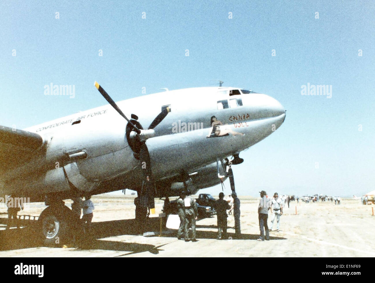 Il Curtiss C-46F Commando era un aereo da trasporto bimotore ampiamente utilizzato durante la seconda guerra mondiale. Noto per la sua capacità di operare in condizioni avverse, il C-46F era essenziale per il trasporto di truppe, merci e rifornimenti attraverso il Pacifico e i teatri europei durante la guerra. Foto Stock