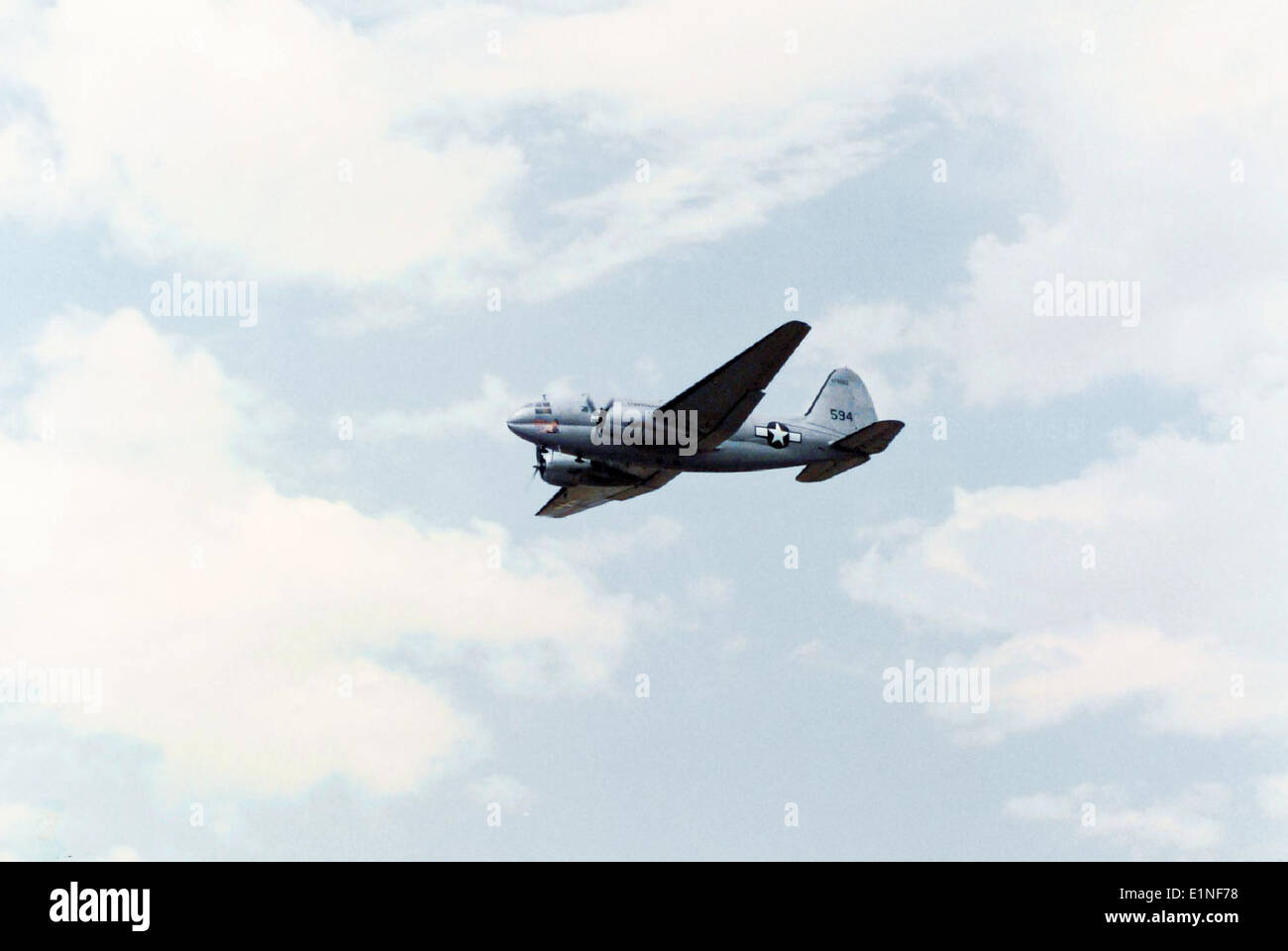 Il Curtiss C-46F Commando era un grande aereo cargo utilizzato ampiamente durante la seconda guerra mondiale. Noto per la sua capacità di trasportare carichi pesanti su lunghe distanze, divenne una risorsa chiave nelle operazioni di trasporto aereo dell'esercito statunitense. Foto Stock