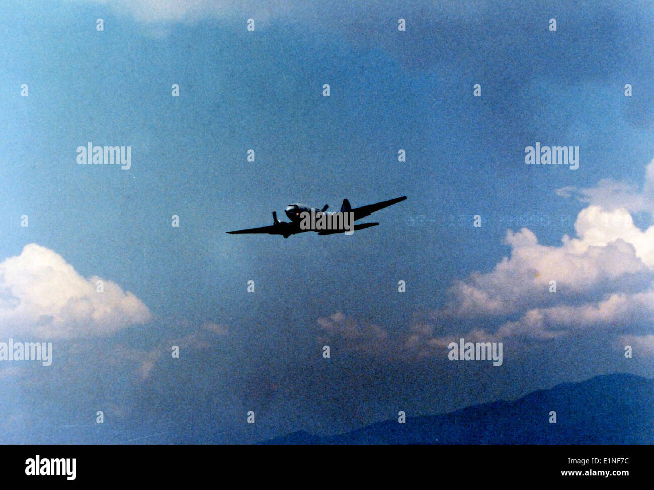 Il Curtiss C-46F Commando era un aereo da trasporto militare statunitense utilizzato durante la seconda guerra mondiale, noto per la sua capacità di trasportare carichi pesanti su lunghe distanze, era vitale nella catena di approvvigionamento e nelle zone di combattimento, in particolare nei teatri del Pacifico e Cina-Birmania-India. Foto Stock