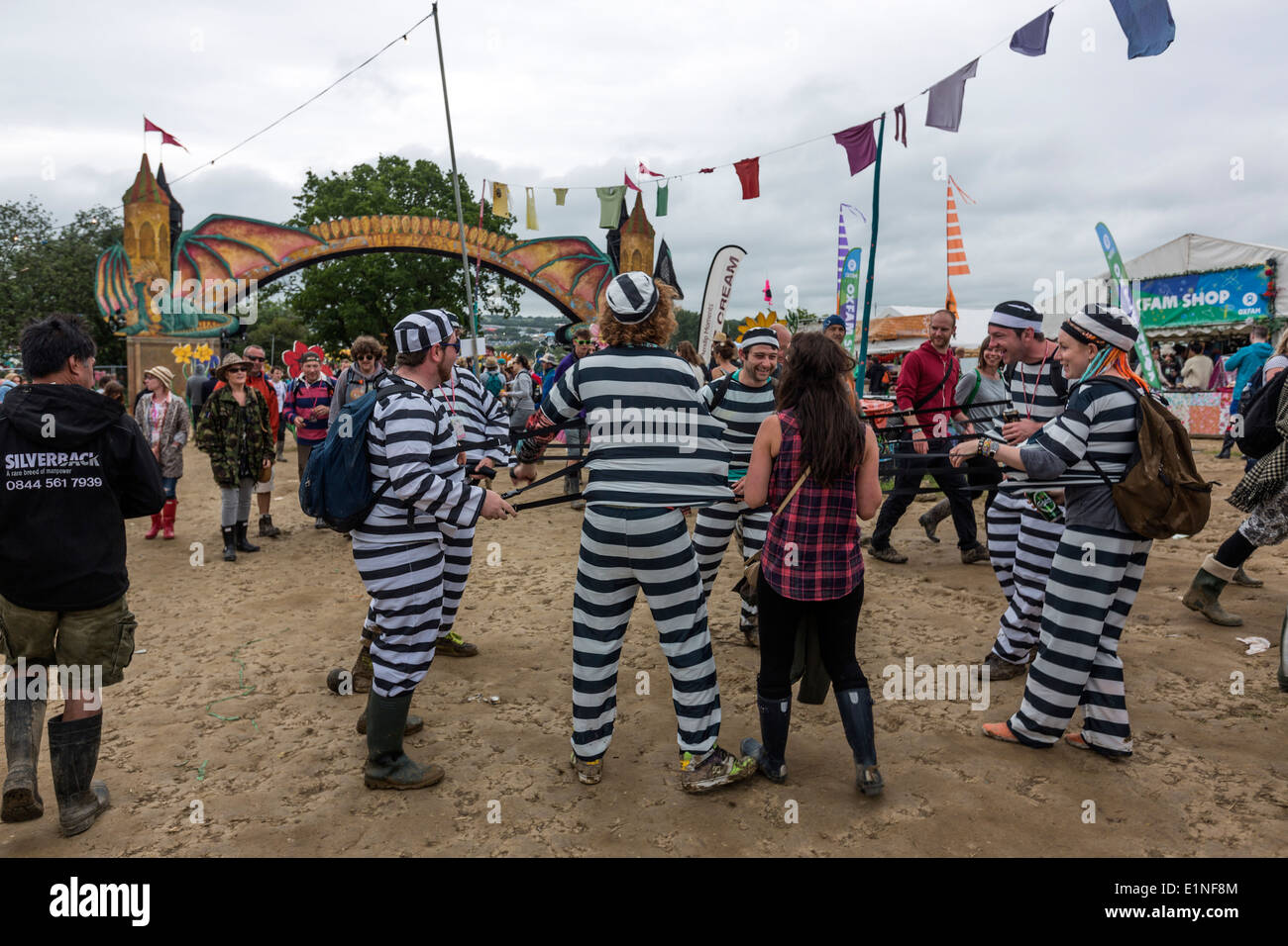 Divertente persone vestite come prigionieri Glastonbury Festival 2013 Foto Stock