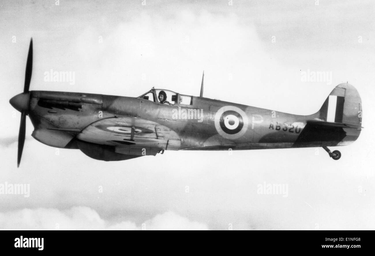 Il Supermarine Spitfire Mk. Vb AB320 è un aereo da combattimento britannico della seconda guerra mondiale, noto per il suo ruolo nella battaglia d'Inghilterra. Lo Spitfire fu cruciale per difendere i cieli sulla Gran Bretagna durante la seconda guerra mondiale. Foto Stock