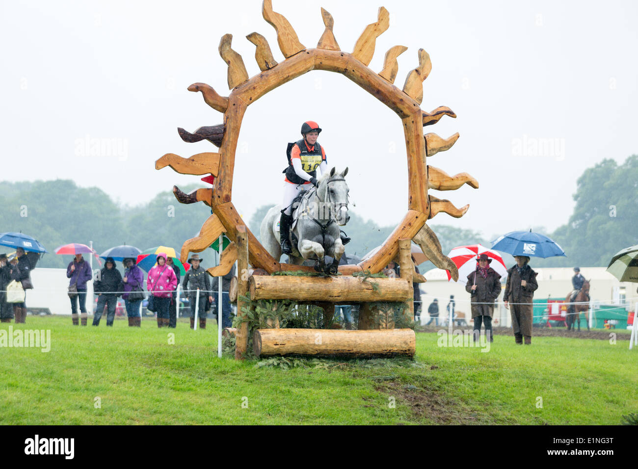 Hayley Parker equitazione 'Pohlands Cuppuchino' affronta Carter Jonas Sole e Luna Foto Stock