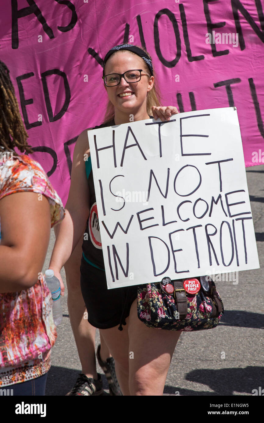 Detroit, Michigan, Stati Uniti d'America. I manifestanti hanno marciato al Hilton Doubletree Hotel per richiedere la cancellazione di un 'men diritti dell' conferenza organizzata da' una voce per gli uomini." i manifestanti hanno detto che tali 'mens Rights Activism' gruppi sono misogine e creare un clima che porta alla violenza contro le donne. Credito: Jim West/Alamy Live News Foto Stock