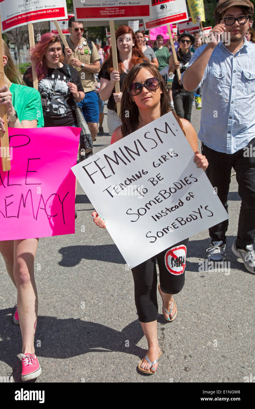 Detroit, Michigan, Stati Uniti d'America. I manifestanti hanno marciato al Hilton Doubletree Hotel per richiedere la cancellazione di un 'men diritti dell' conferenza organizzata da' una voce per gli uomini." i manifestanti hanno detto che tali 'mens Rights Activism' gruppi sono misogine e creare un clima che porta alla violenza contro le donne. Credito: Jim West/Alamy Live News Foto Stock