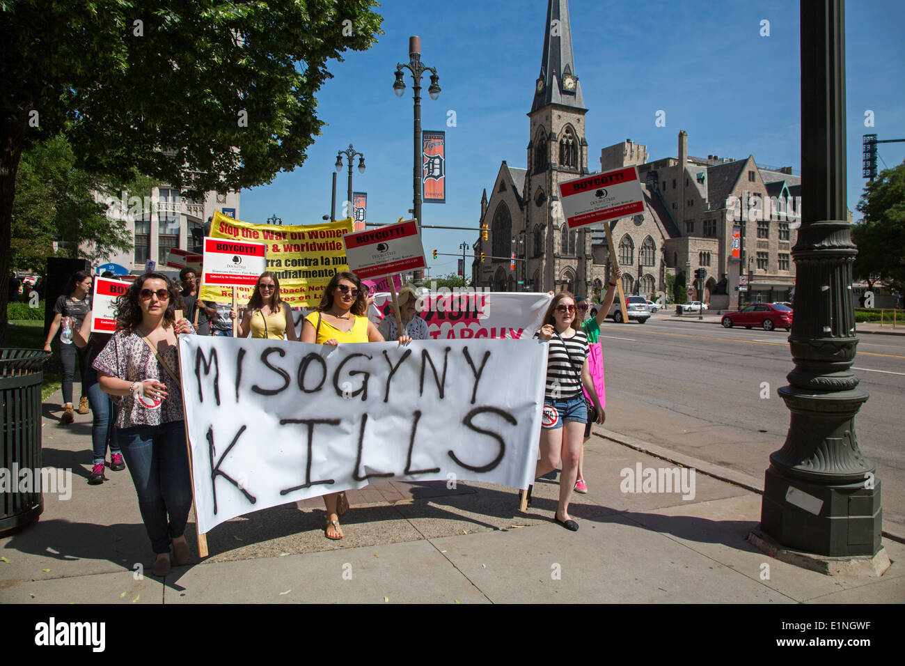 Detroit, Michigan, Stati Uniti d'America. I manifestanti hanno marciato al Hilton Doubletree Hotel per richiedere la cancellazione di un 'men diritti dell' conferenza organizzata da' una voce per gli uomini." i manifestanti hanno detto che tali 'mens Rights Activism' gruppi sono misogine e creare un clima che porta alla violenza contro le donne. Credito: Jim West/Alamy Live News Foto Stock