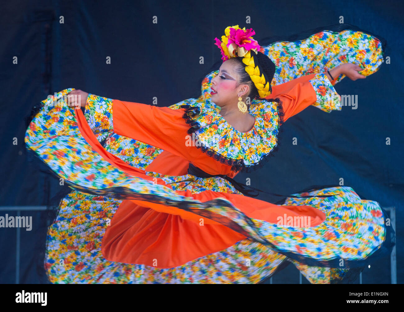 La ballerina partecipa al Cinco De Mayo festival a San Diego Foto Stock