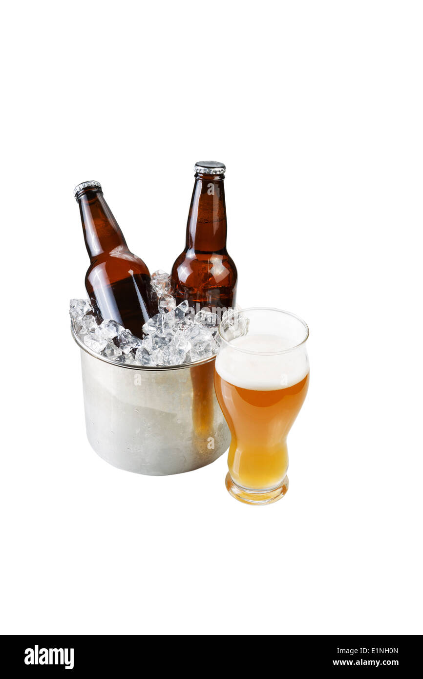 Foto verticale di birra appena spillata in grossi bicchieri e bottiglie di birra in acciaio inossidabile benna riempita con ghiaccio Foto Stock