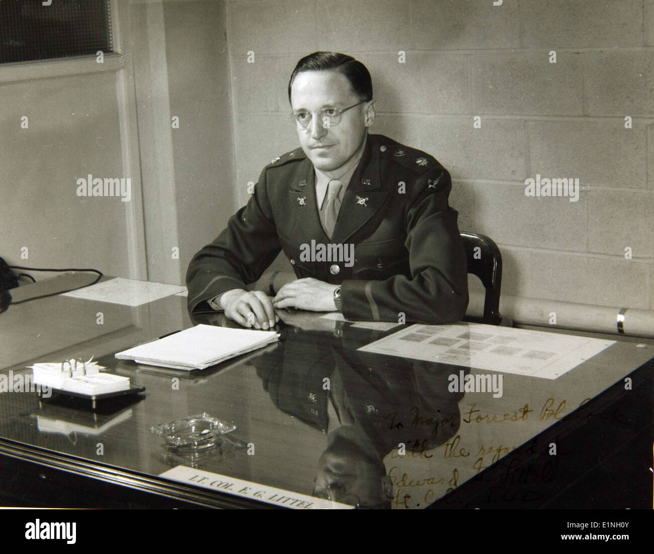 Questa foto firmata mostra il capitano Forrest Blalock e un messaggio del tenente colonnello Edward G. Little. L'immagine fa parte di una collezione speciale che conserva la storia dell'aviazione militare e le figure chiave del settore. Foto Stock