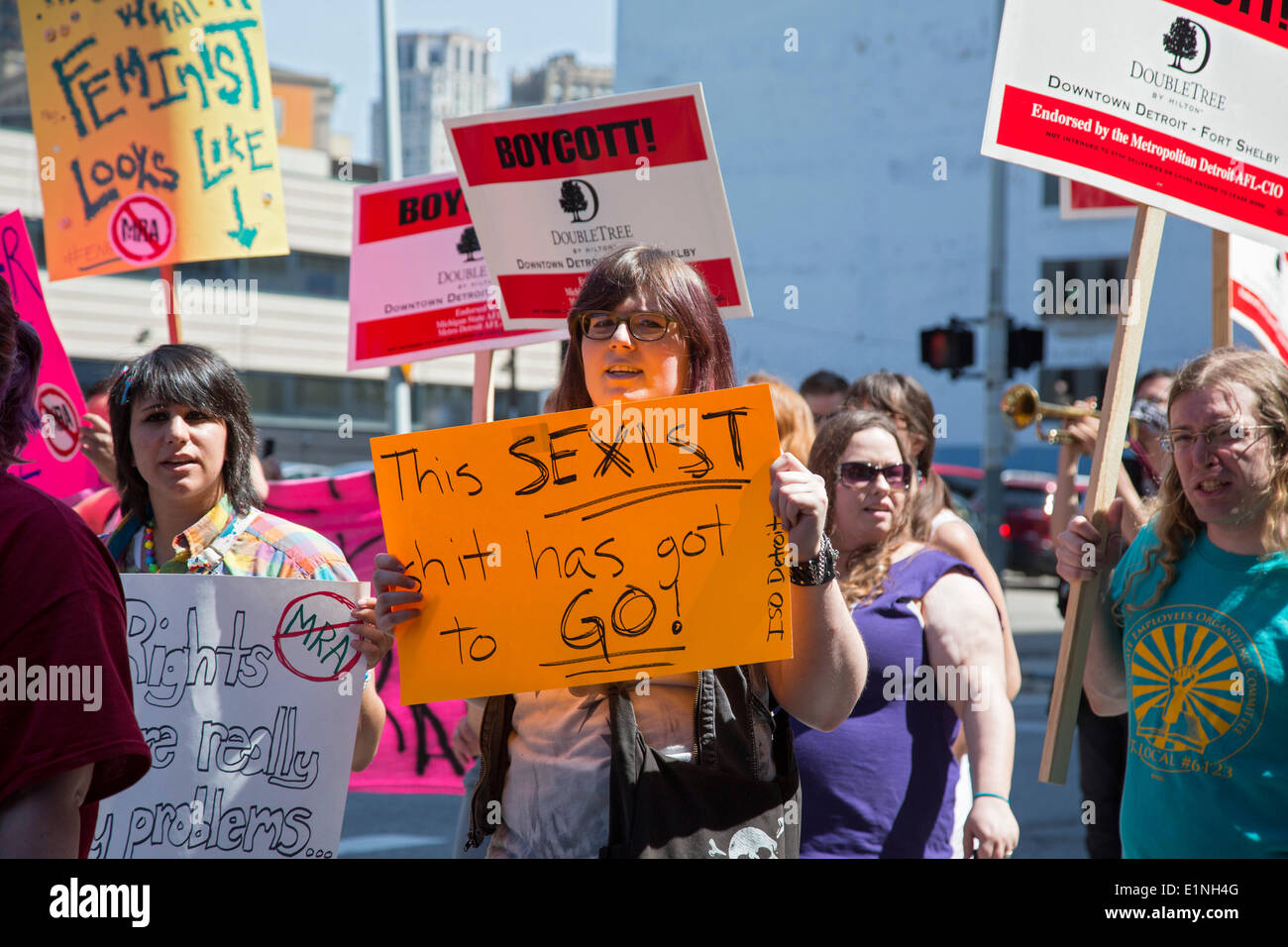 Detroit, Michigan, Stati Uniti d'America. I manifestanti hanno marciato al Hilton Doubletree Hotel per richiedere la cancellazione di un 'men diritti dell' conferenza organizzata da' una voce per gli uomini." i manifestanti hanno detto che tali 'mens Rights Activism' gruppi sono misogine e creare un clima che porta alla violenza contro le donne. Credito: Jim West/Alamy Live News Foto Stock