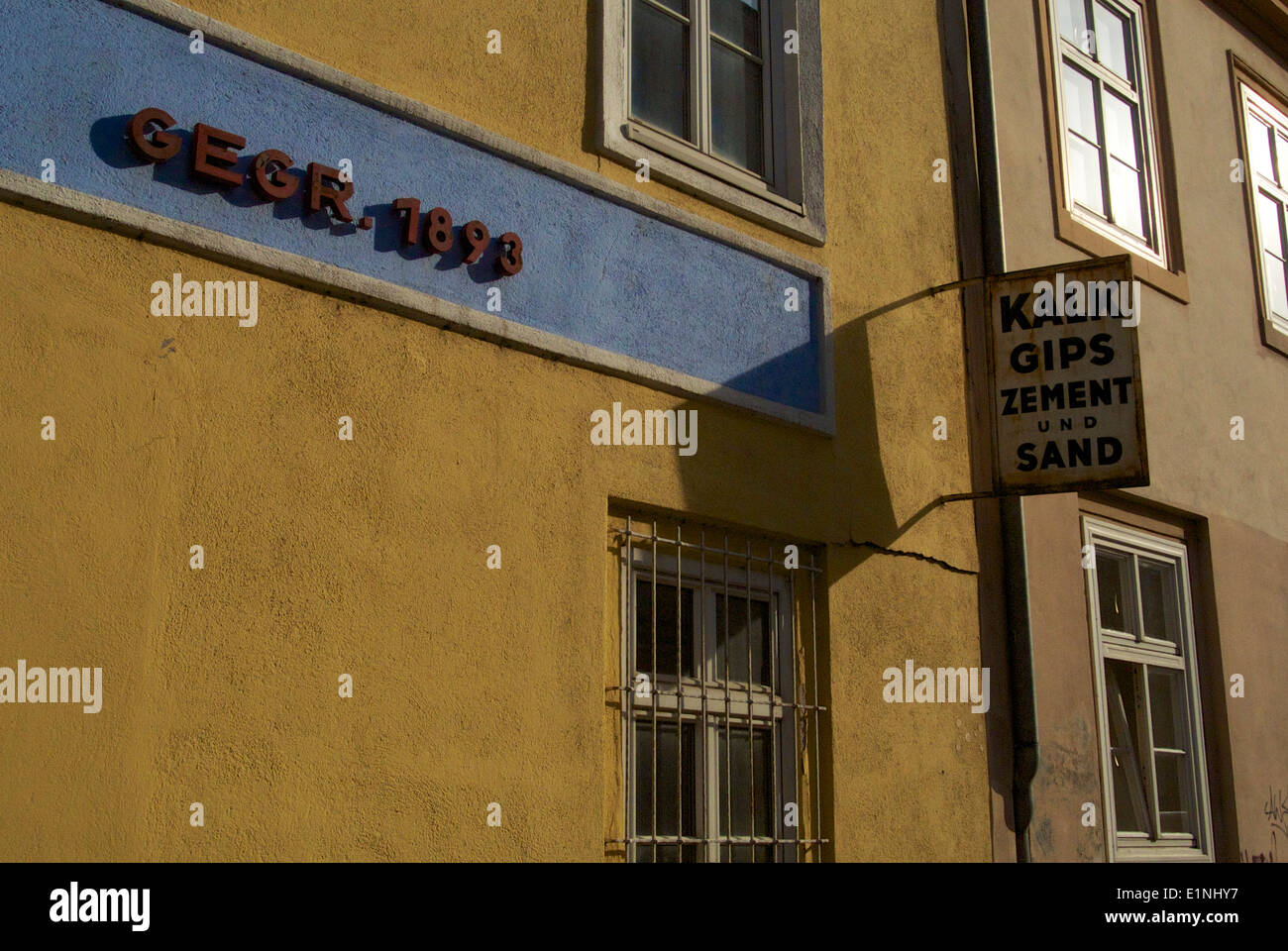La facciata della casa del secolo scorso shop DIY Vienna Austria Estate giallo blu Foto Stock