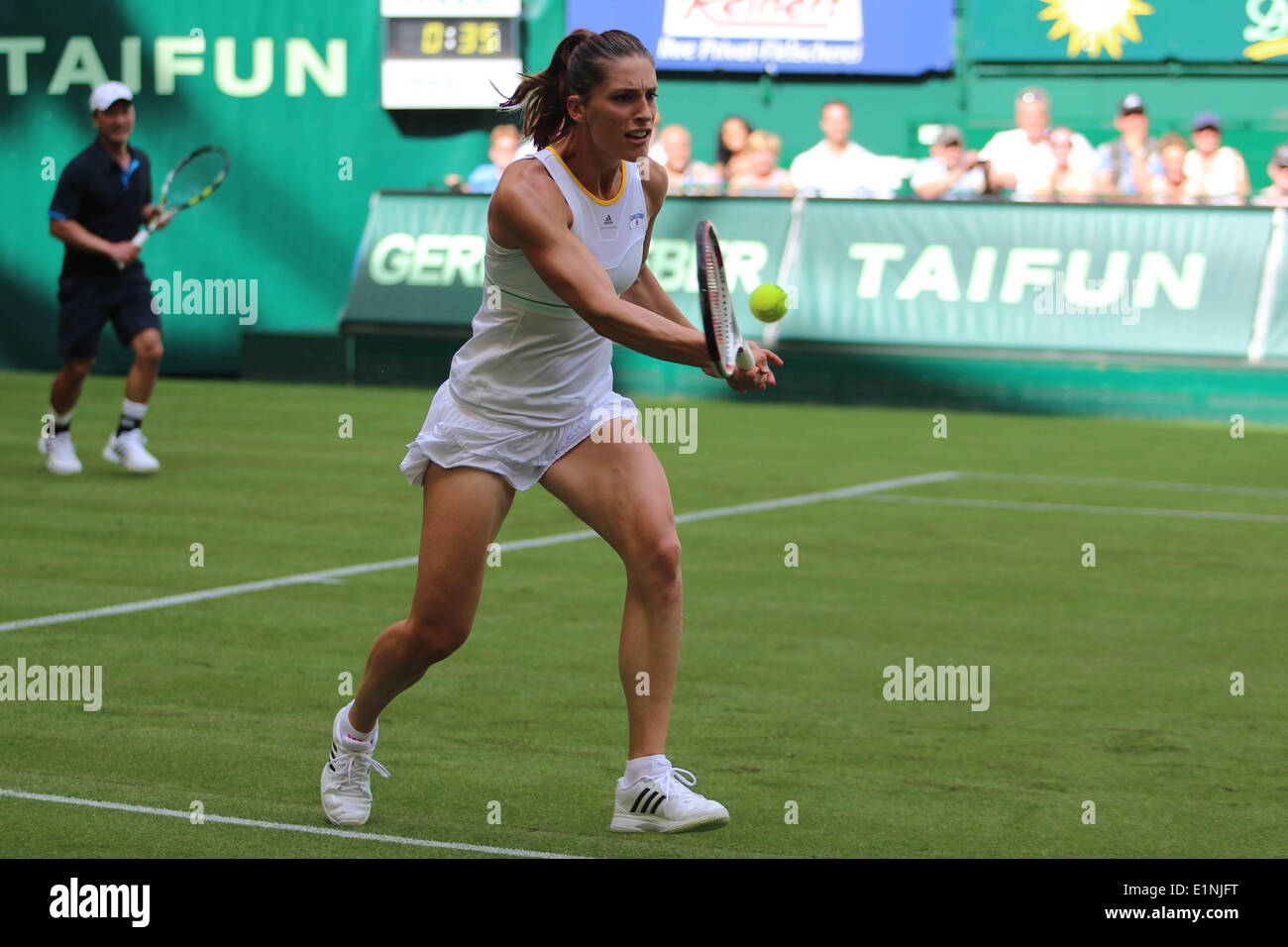 Germania. 07Th Giugno, 2014. Andrea Petkovic (GER) colpisce un diretti durante la Champions Trophy Gerry-Weber-Stadion, Halle / Westfalen (Germania) il 07.06.2014. Stava giocando con Ivan Lendl (USA) vs. Julia Görges (GER), Michael Chang (USA) Credito: Janine Lang/International-Sport-Foto /Alamy Live News Foto Stock