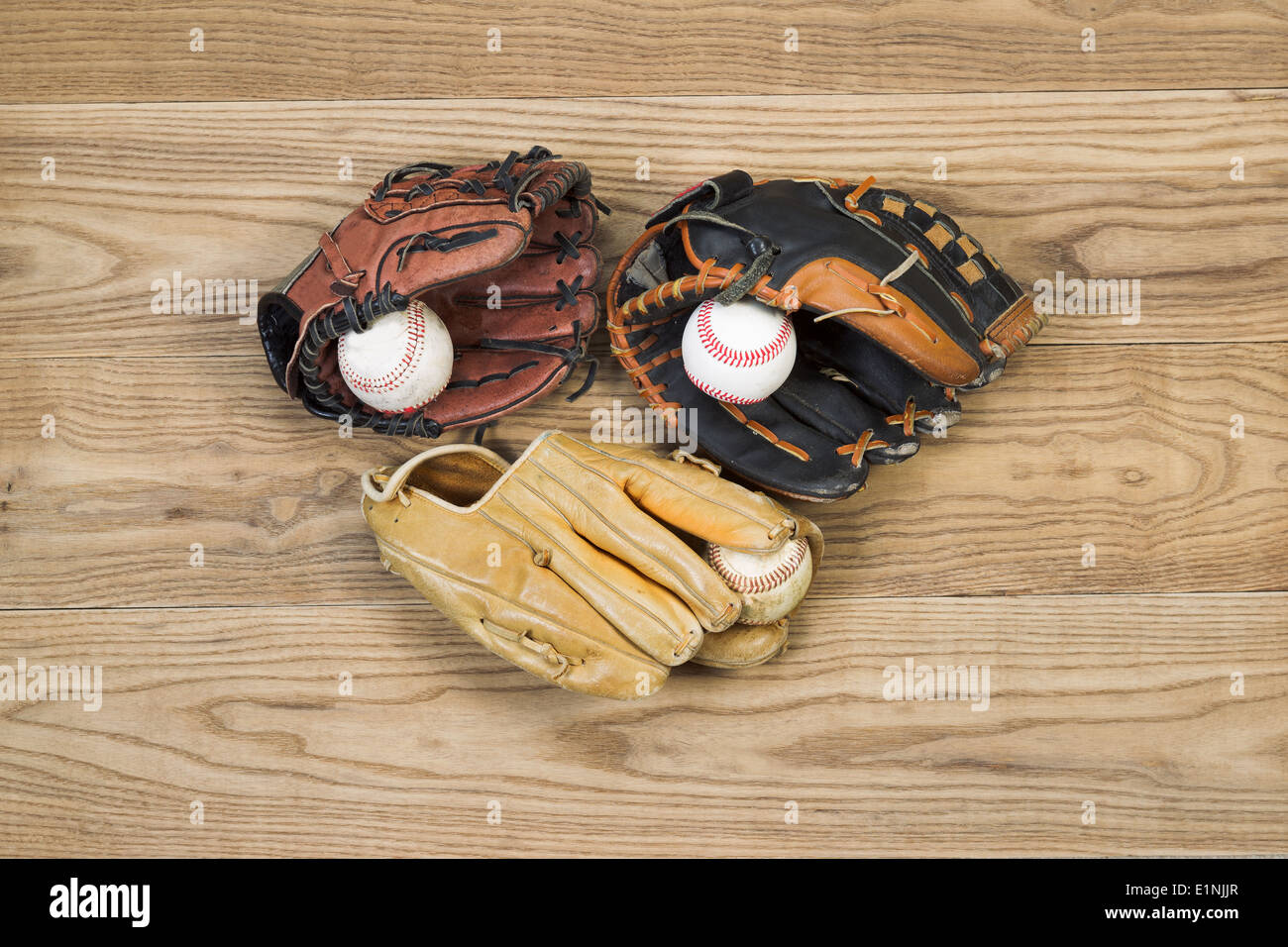 Parte superiore orizzontale Visualizza foto del vecchio guanti da baseball e le sfere sulla parte superiore di legno sbiadito Foto Stock