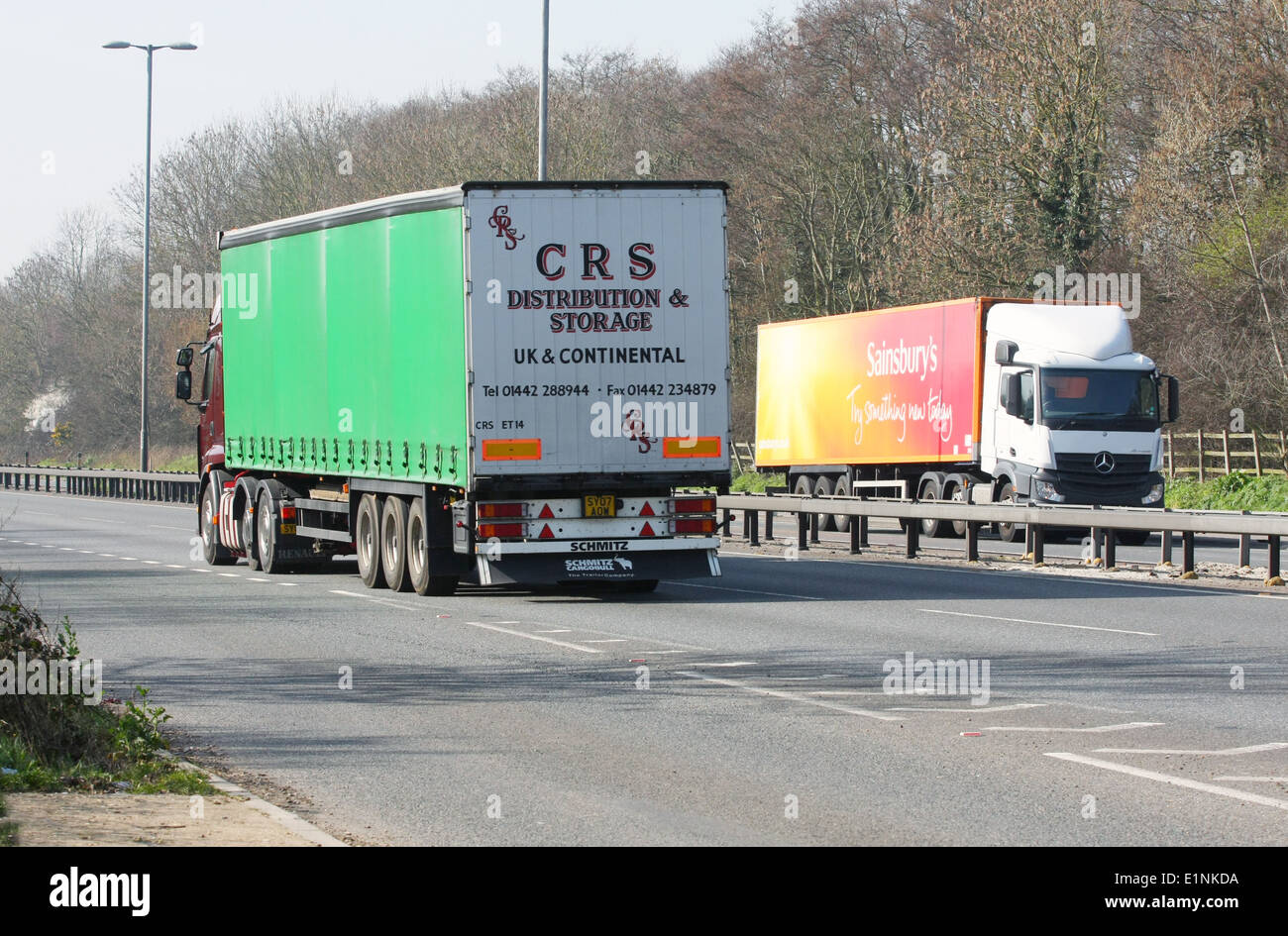 Due carrelli che viaggiano su lati opposti della A12 a doppia carreggiata in Essex, Inghilterra Foto Stock