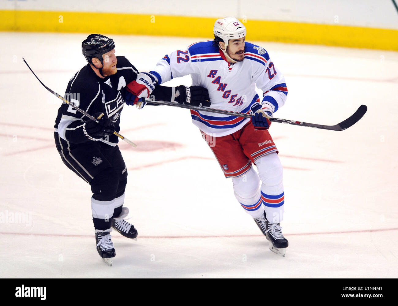 Staples Center di Los Angeles, California, USA. 07Th Giugno, 2014. Los Angeles Kings (2) Matt Greene e New York Rangers (22) Brian Boyle in azione durante il gioco due delle finali della Coppa di Stanley ha suonato presso lo Staples Center. Credito: Azione Sport Plus/Alamy Live News Foto Stock