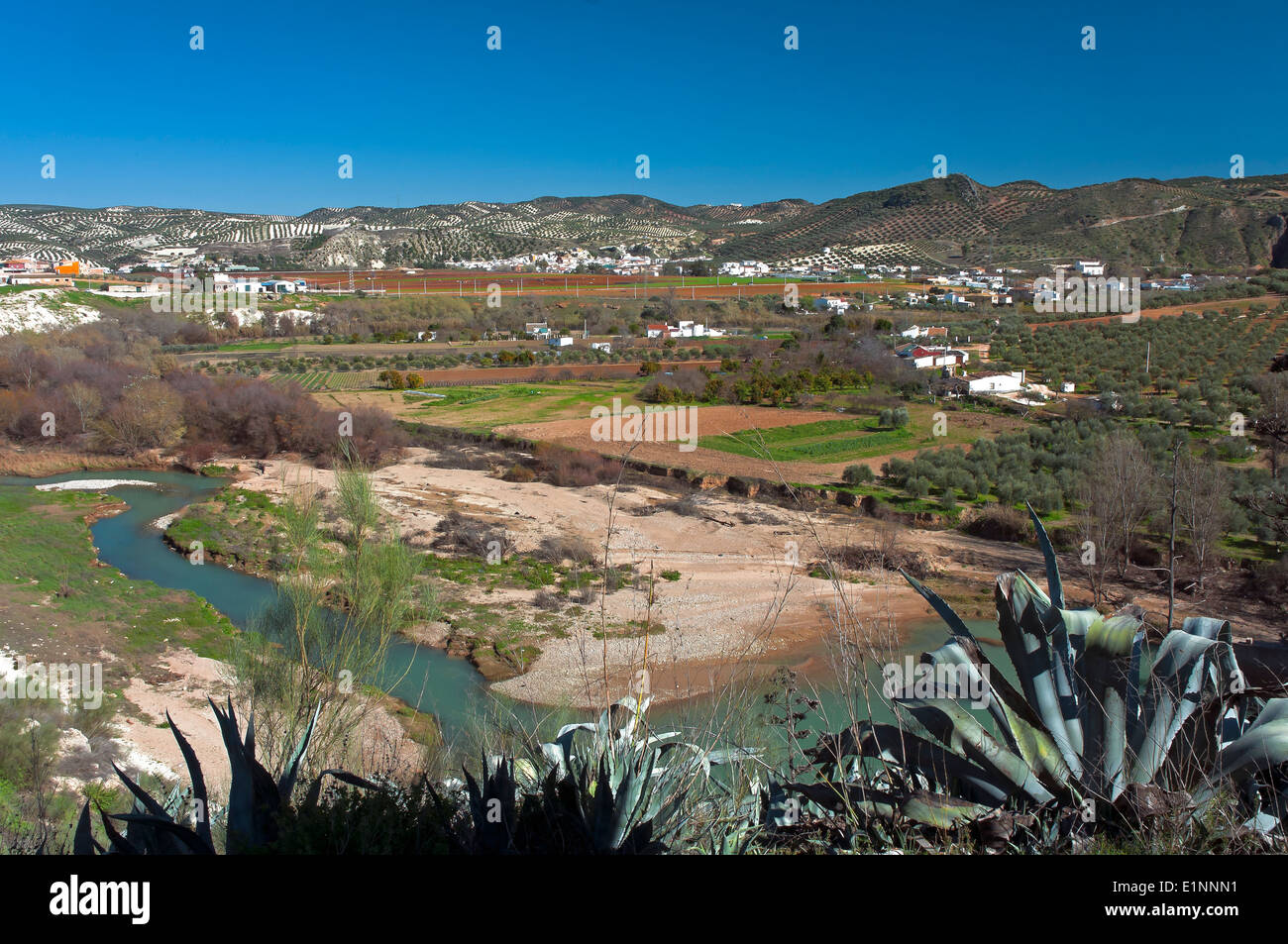 Vista panoramica e il fiume Genil, il percorso turistico dei banditi, jauja, in provincia di Cordoba, regione dell'Andalusia, Spagna, Europa Foto Stock