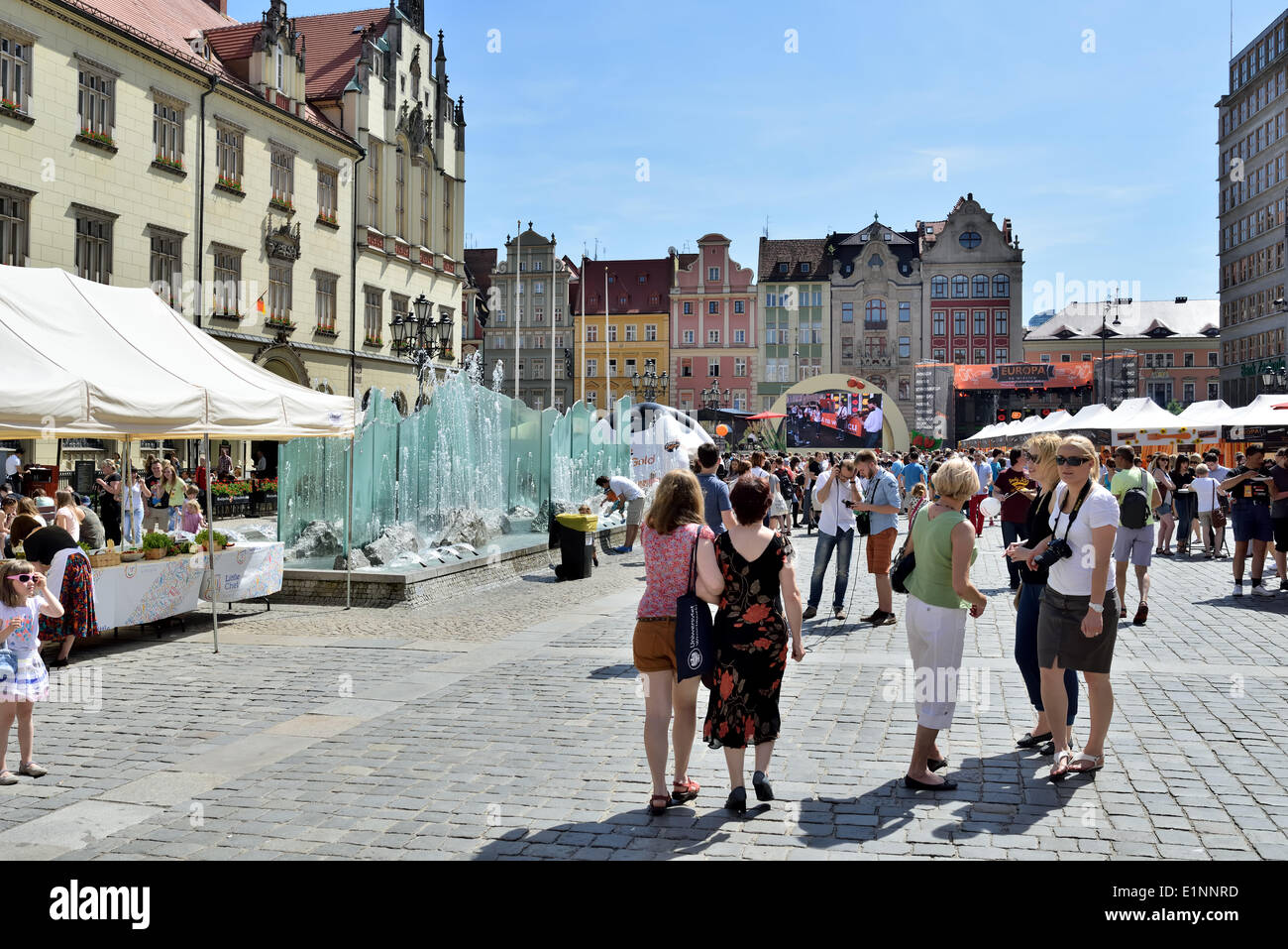 Wroclaw, Polonia. 07Th Giugno, 2014. Nel caso in cui 'l'Europa su una forcella 2014' residenti e turisti di provare diverse cucine da tutta Europa su Juni 7, 2014. Si tratta di 6 a edizione dell'evento buonissimi a Wroclaw. Foto Stock