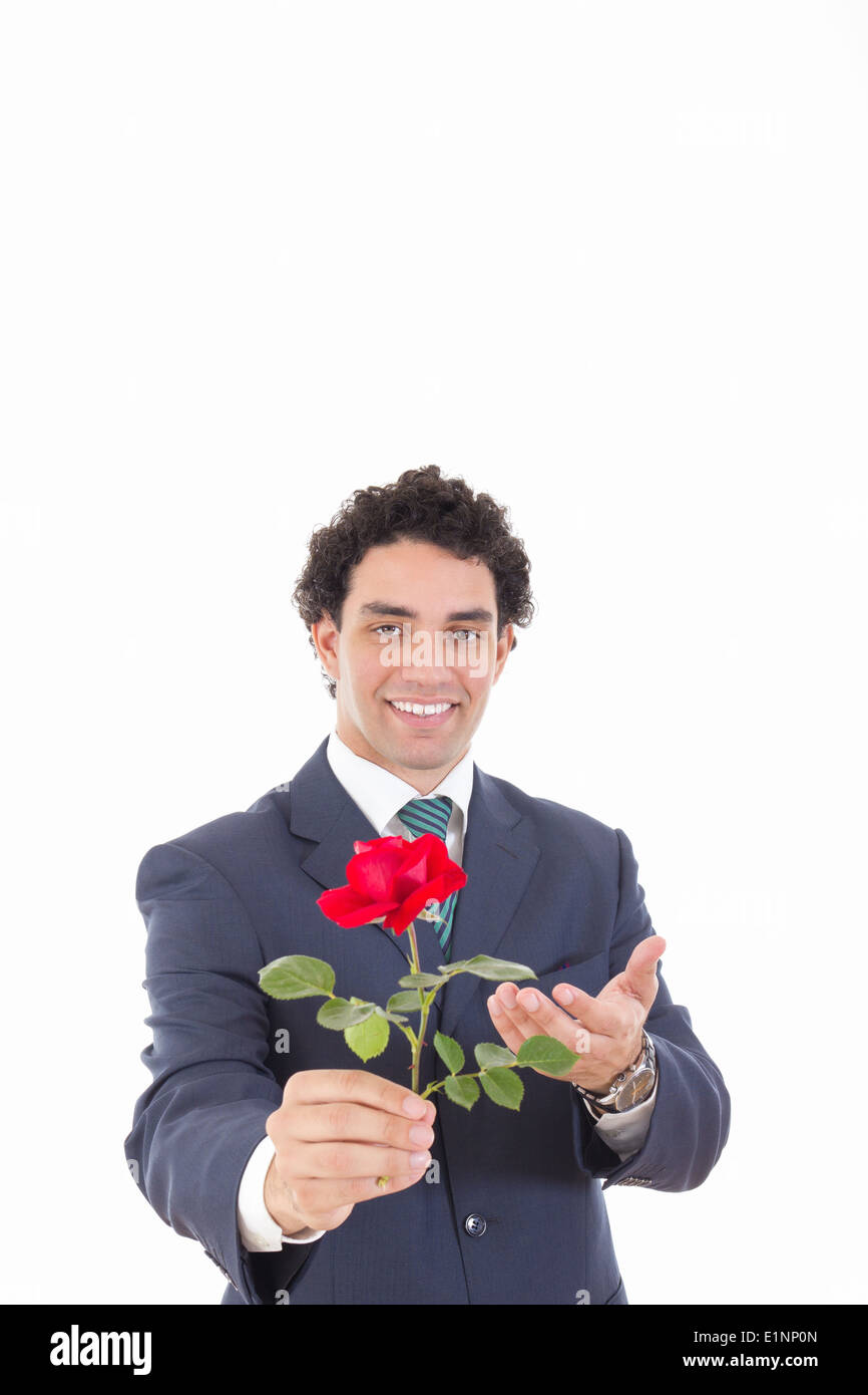 Giovane imprenditore bello azienda red rose e offre una rosa per la fotocamera Foto Stock