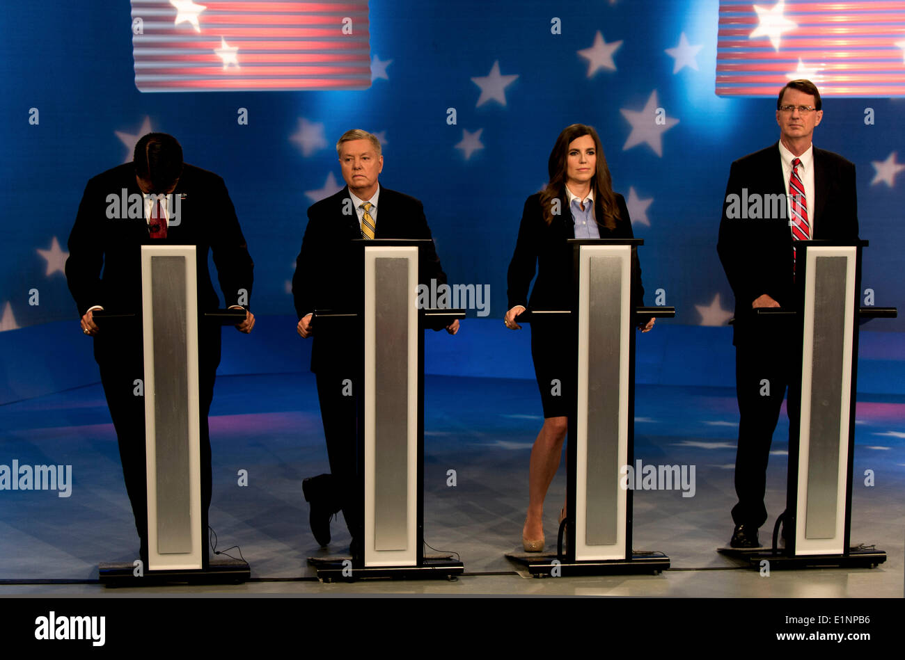 Columbia nella Carolina del Sud, Stati Uniti d'America. 07Th Giugno, 2014. Da sinistra, BILL Connor, il senatore LINDSEY GRAHAM, NANCY MACIS E RICHARD CASH di stabilirsi in dietro i loro podi per la Carolina del Sud repubblicano primario del Senato dibattito tenutosi presso gli studi della Carolina del Sud televisione educativa. Credito: Brian Cahn/ZUMAPRESS.com/Alamy Live News Foto Stock